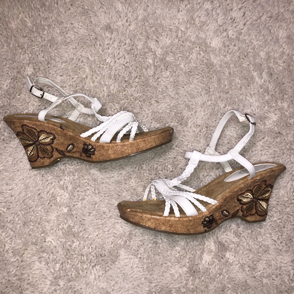 5/$20 New @titude 7.5 white woven wedges floral